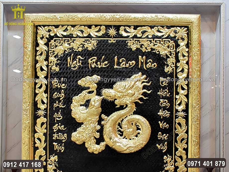 Nổi bật tr&ecirc;n nền sơn đen, họa tiết hoa văn được chạm th&uacute;c v&ocirc; c&ugrave;ng sắc n&eacute;t